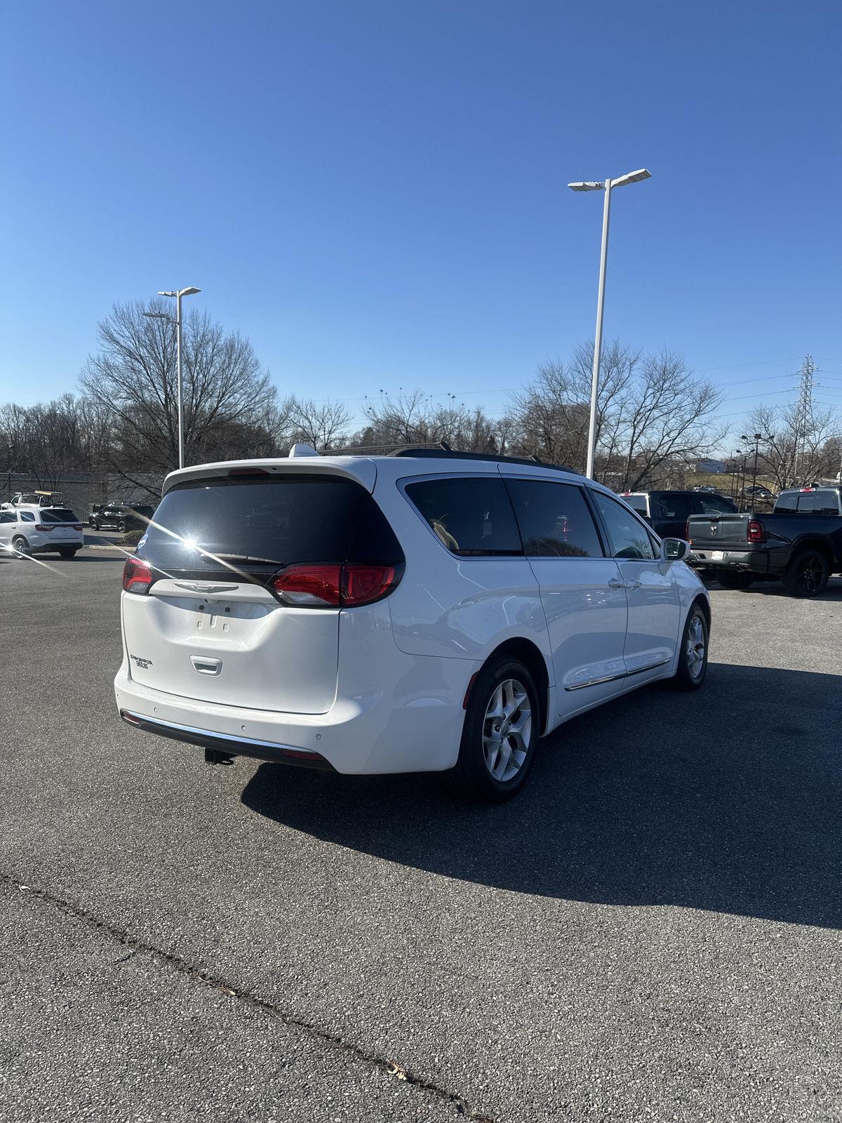 2017 Chrysler Pacifica Touring L photo 4