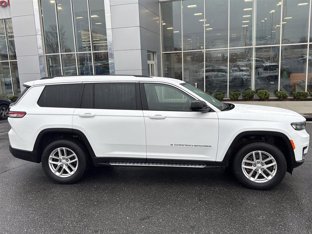 2023 Jeep Grand Cherokee Laredo photo 3