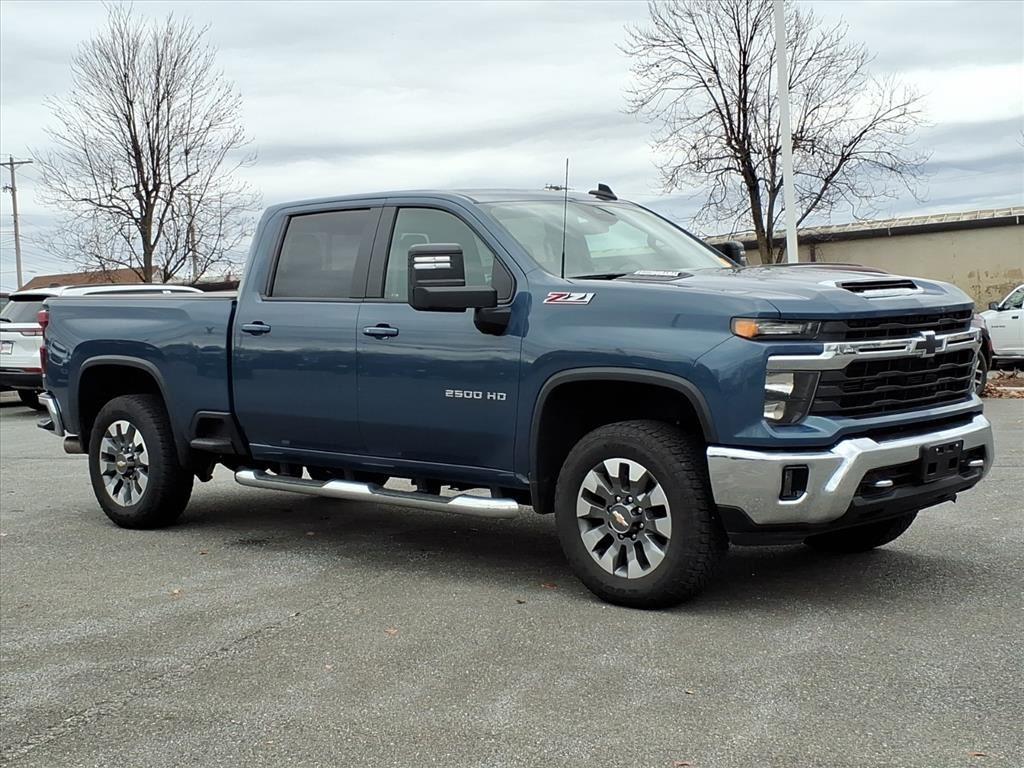2024 Chevrolet Silverado 2500HD LT photo 2