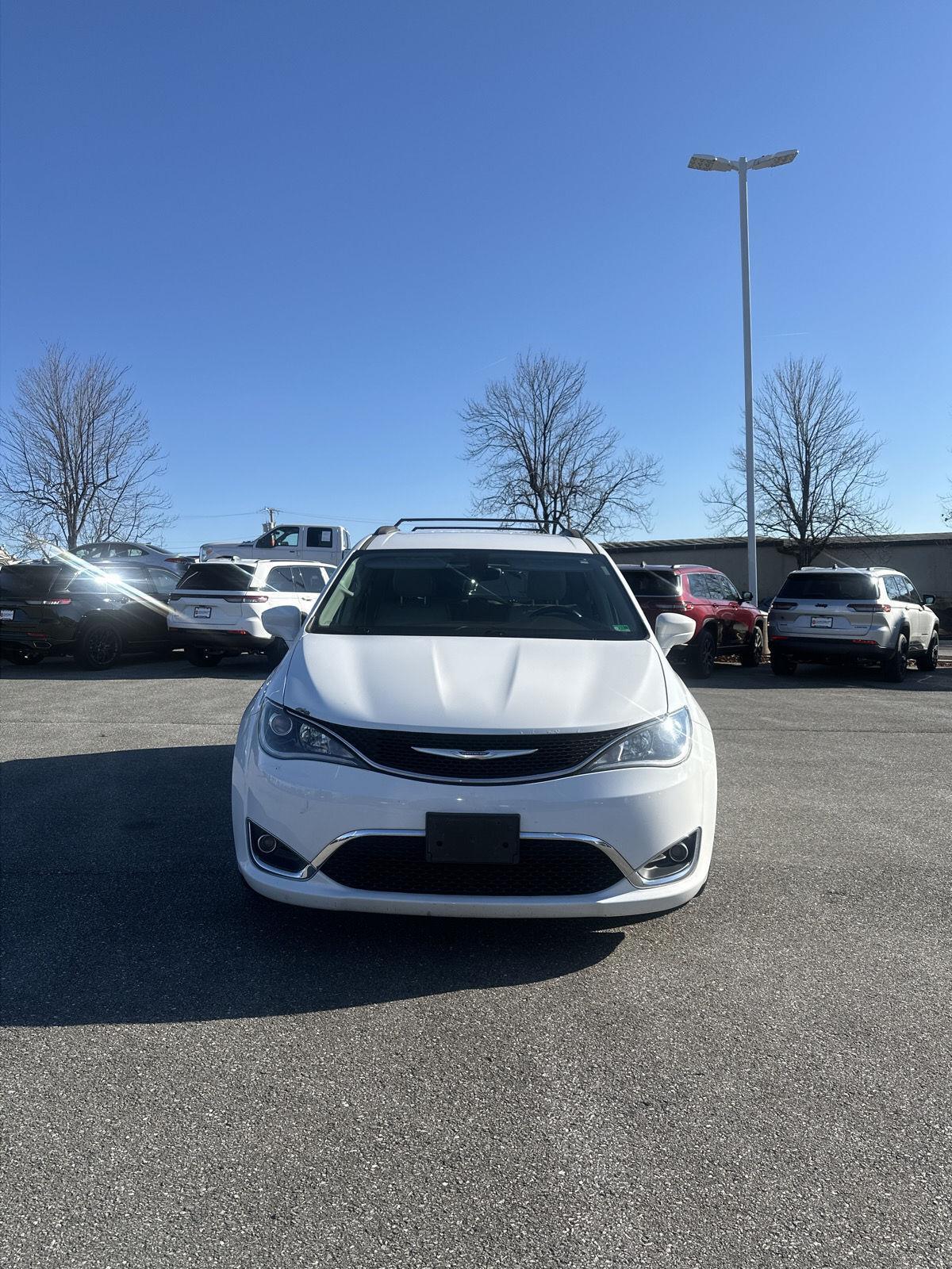 2017 Chrysler Pacifica Touring L photo 3