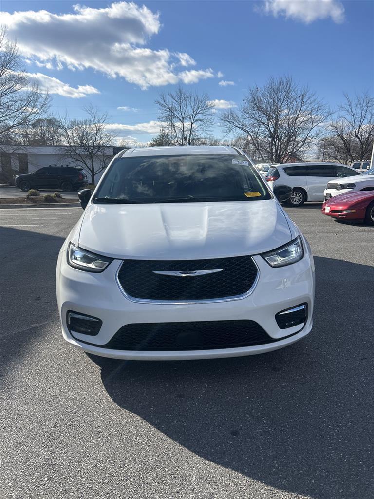 2024 Chrysler Pacifica Touring L photo 3