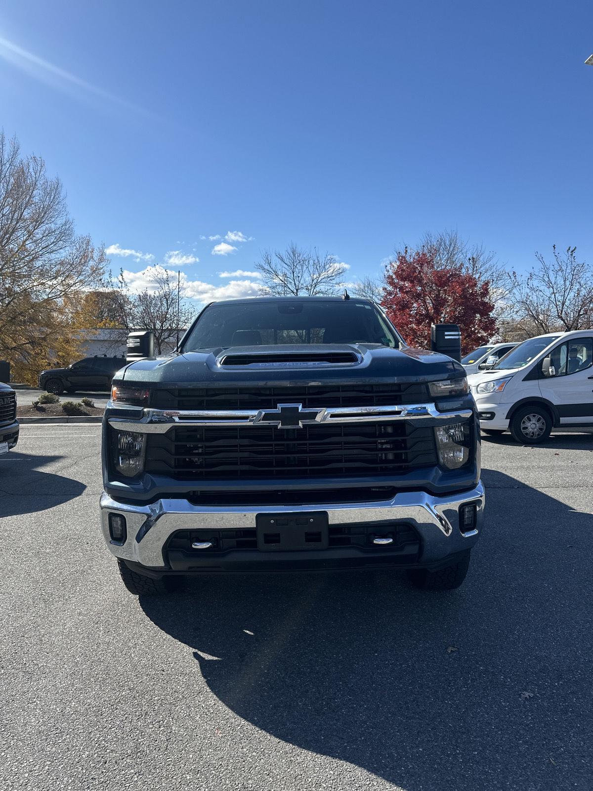 2024 Chevrolet Silverado 2500HD LT photo 2