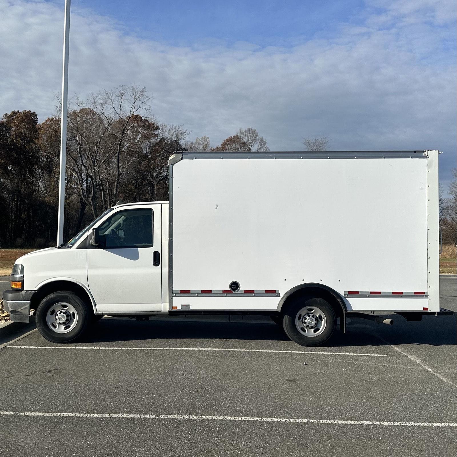 2023 Chevrolet Express 3500 Cutaway photo 2