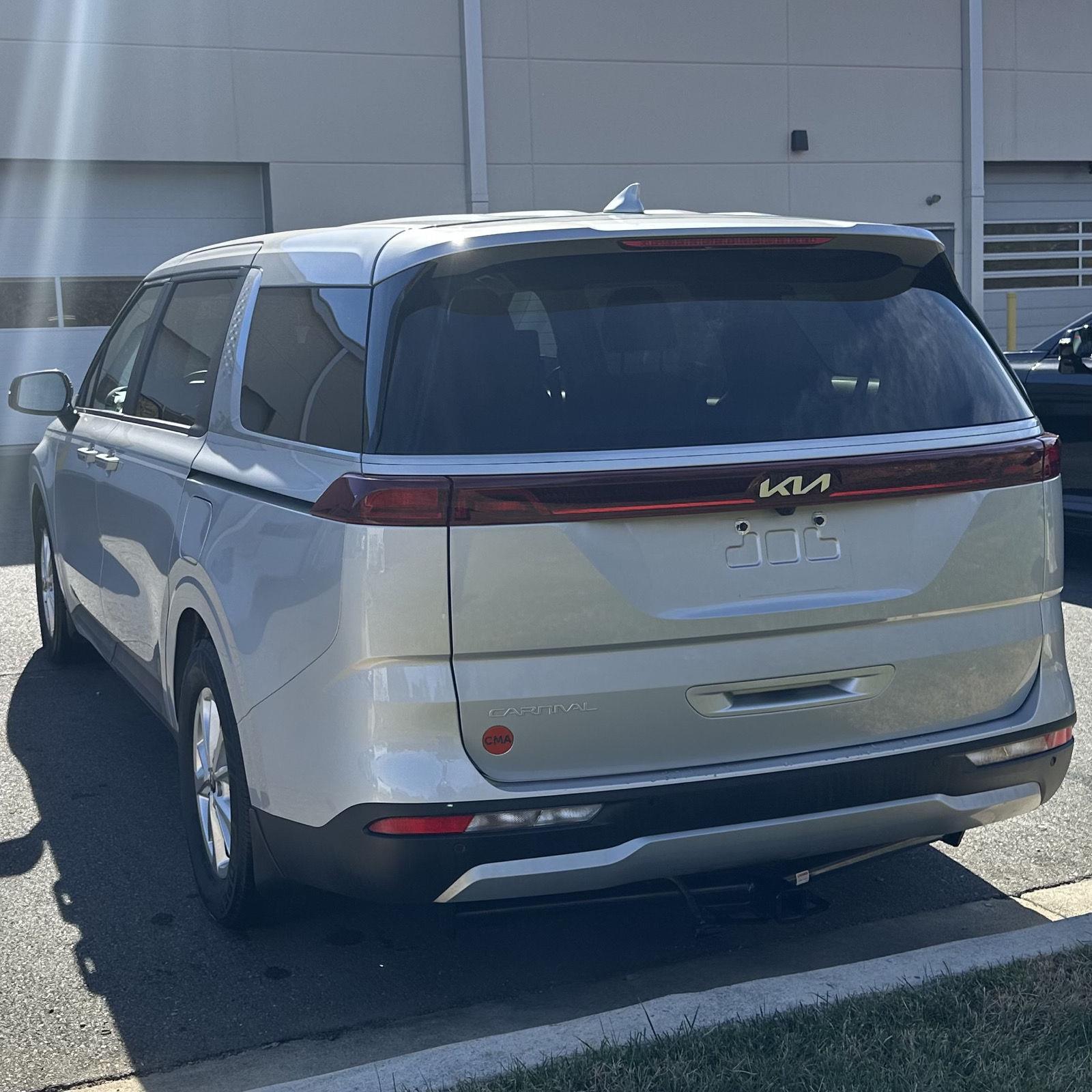 2023 Kia Carnival LX photo 3