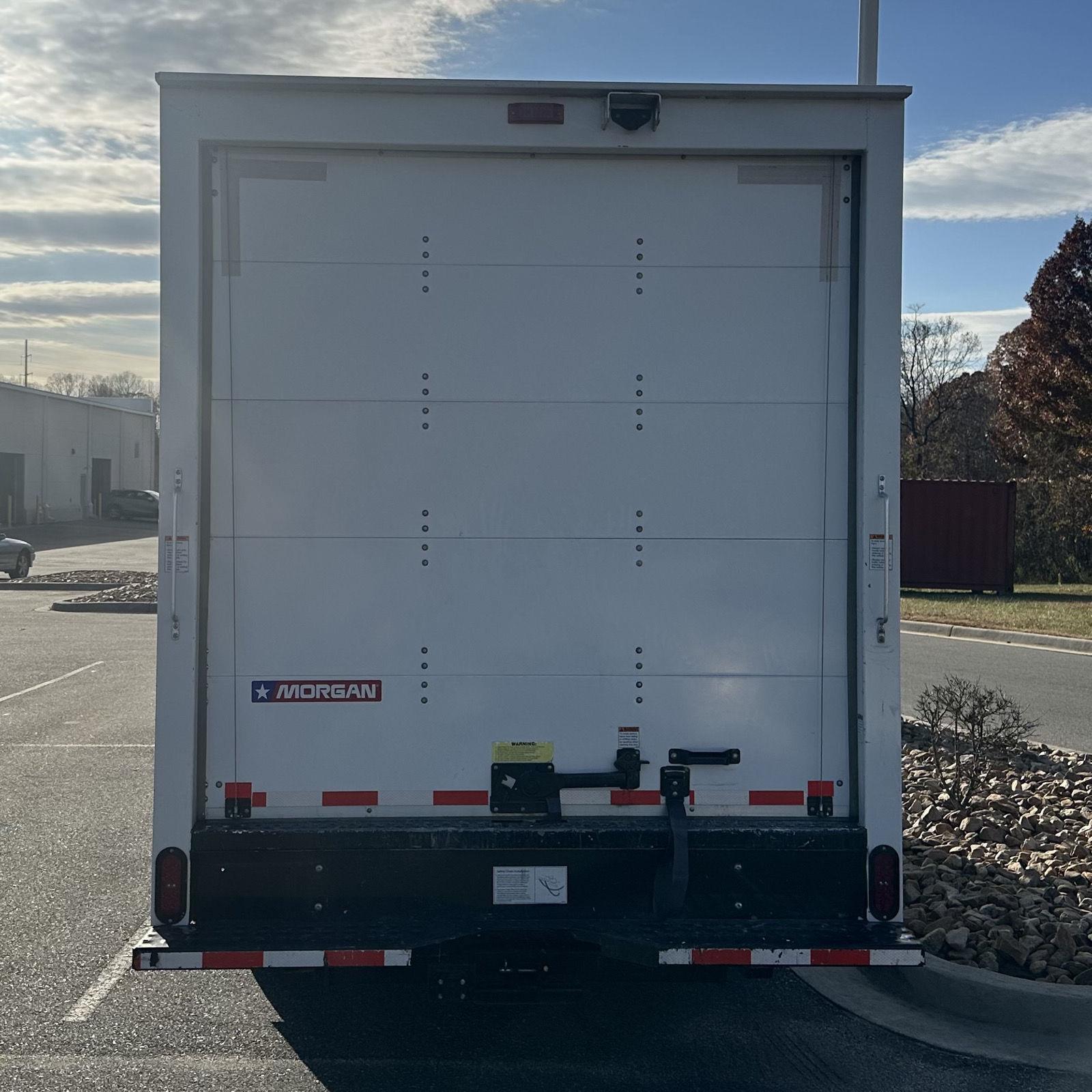 2023 Chevrolet Express 3500 Cutaway photo 4