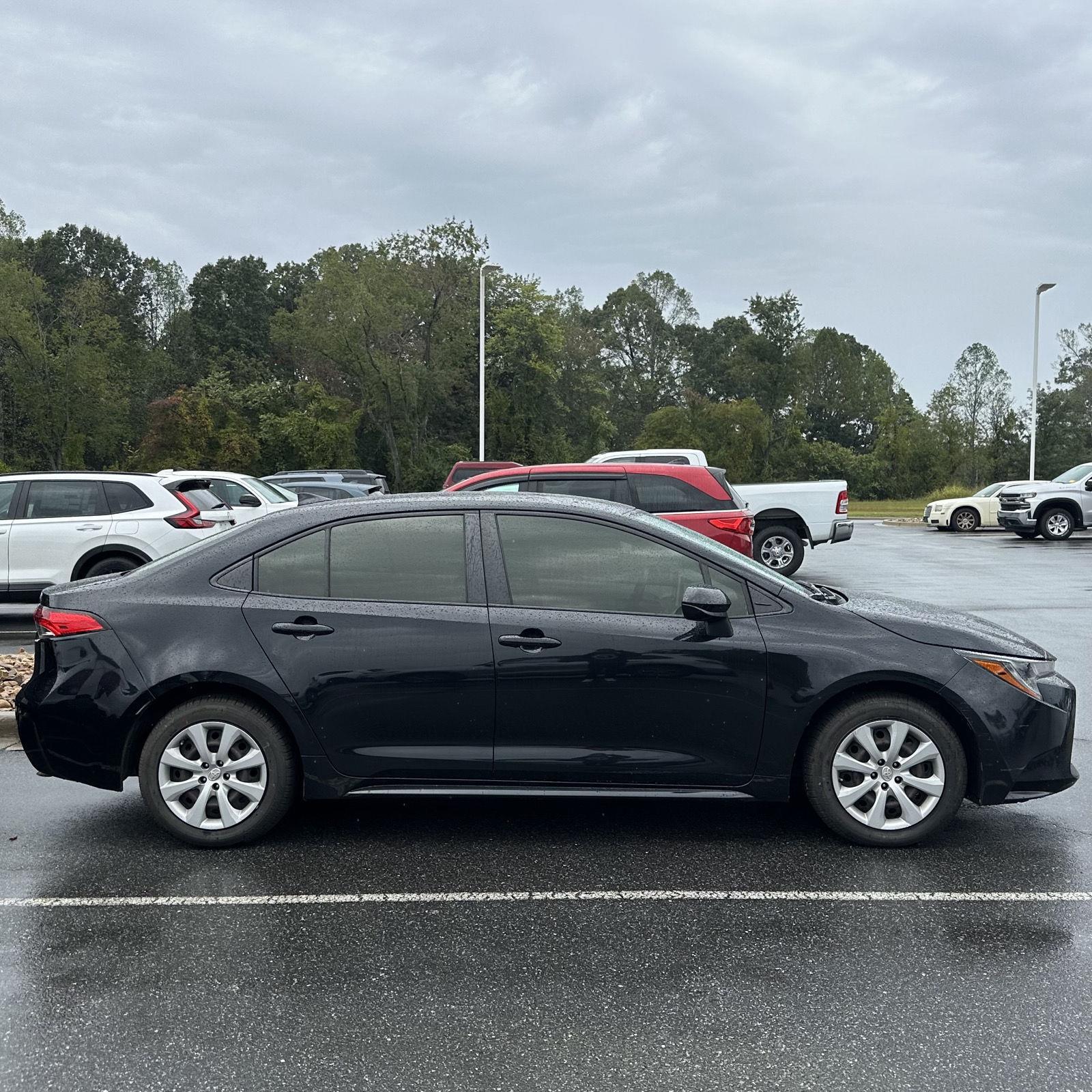 2021 Toyota Corolla LE photo 2