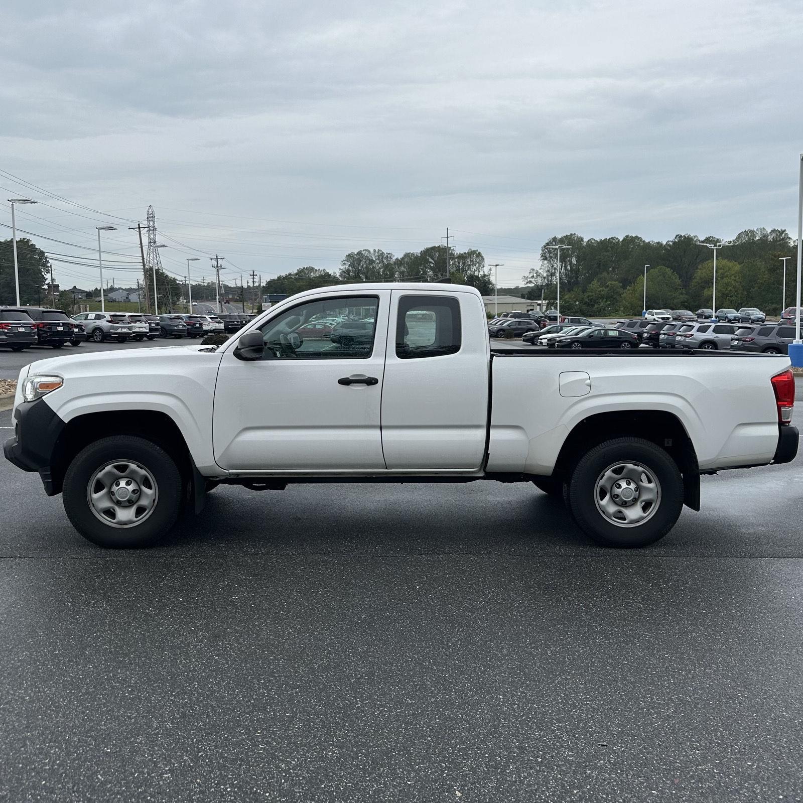 2016 Toyota Tacoma SR5 photo 2