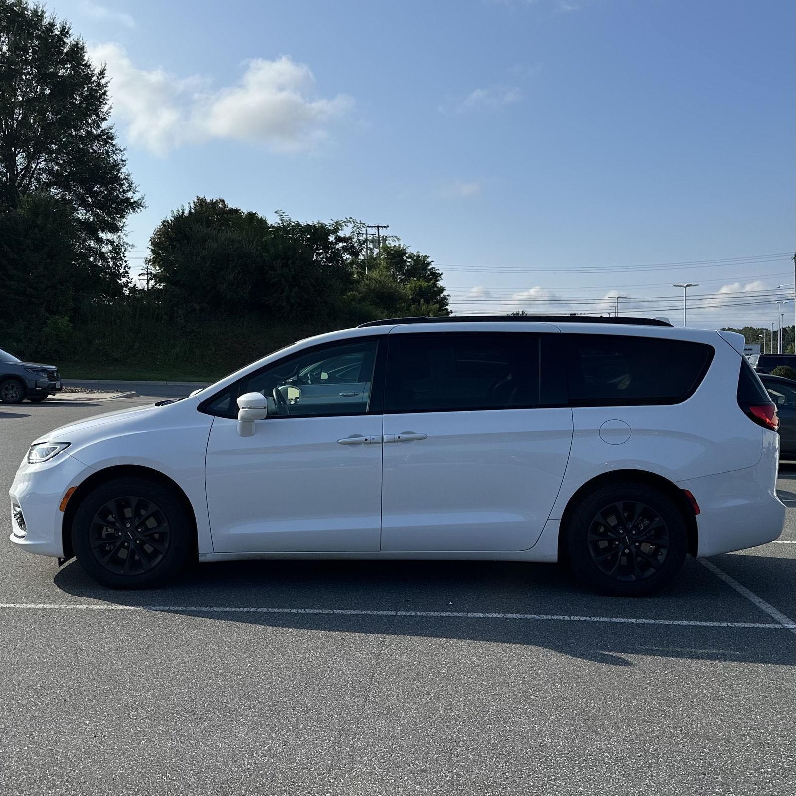 2021 Chrysler Pacifica Touring L photo 2