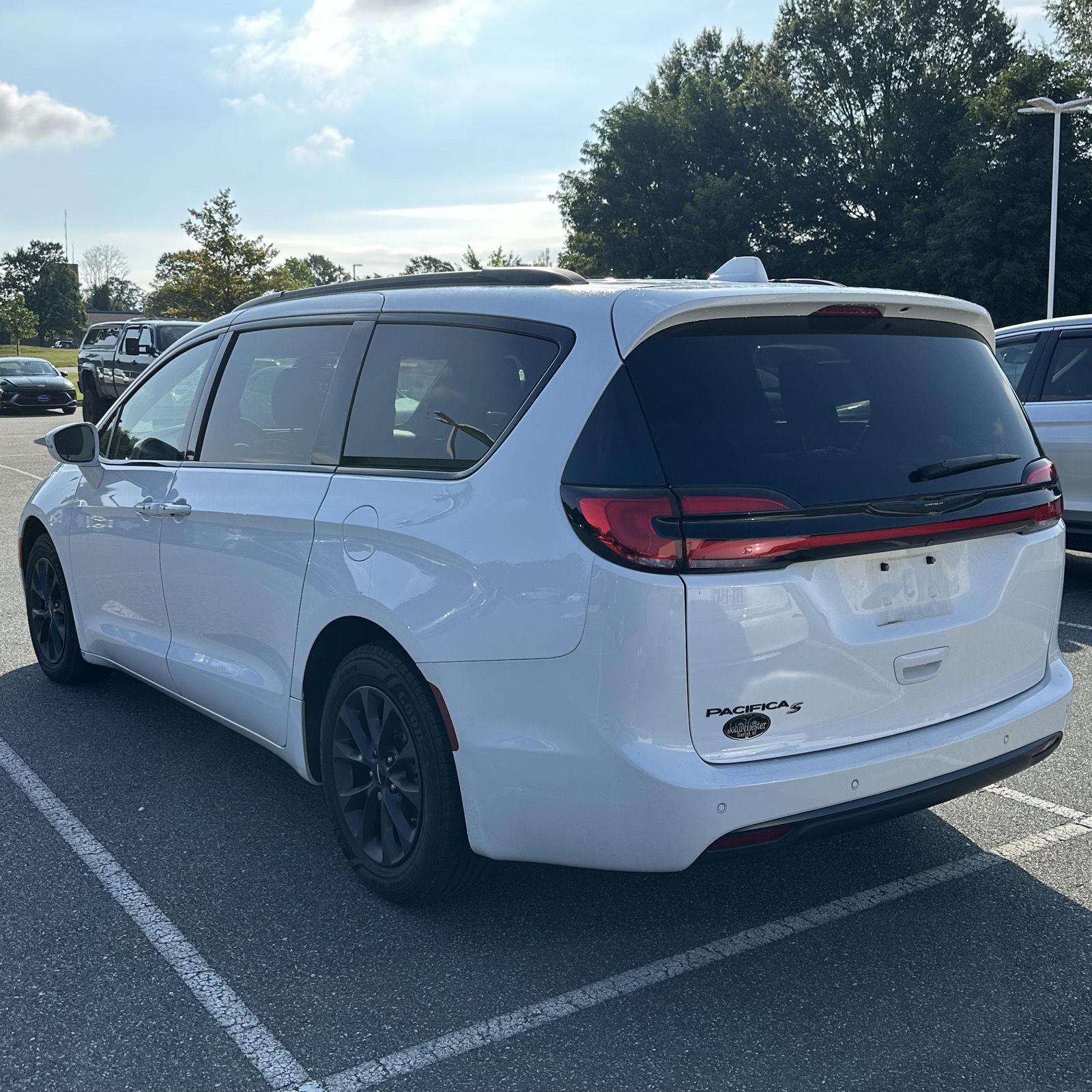 2021 Chrysler Pacifica Touring L photo 3