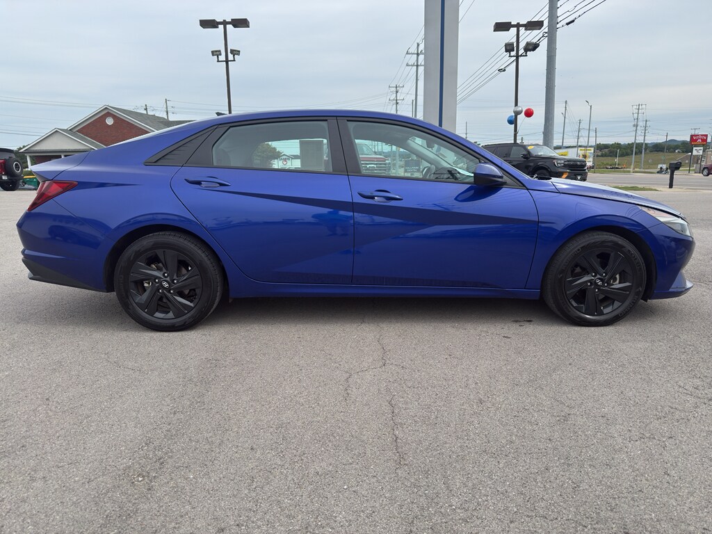 2023 Hyundai Elantra SEL photo 2