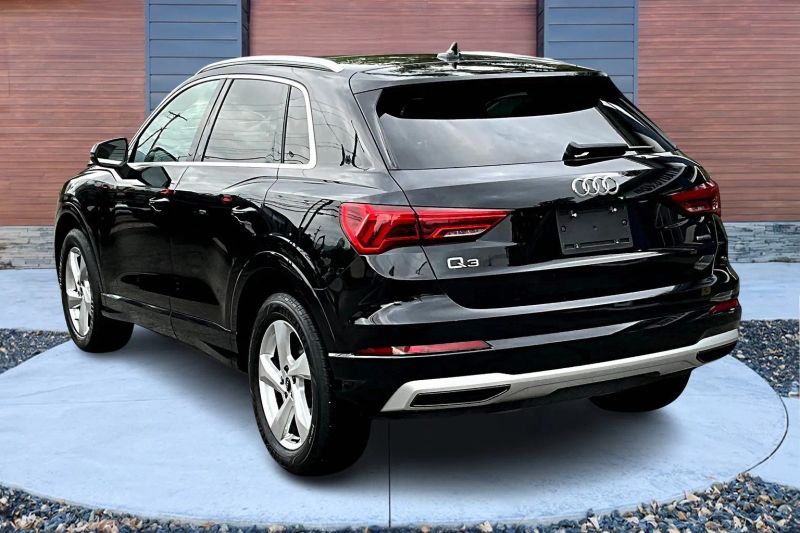 2021 Audi Q3 40 TFSI Premium photo 2