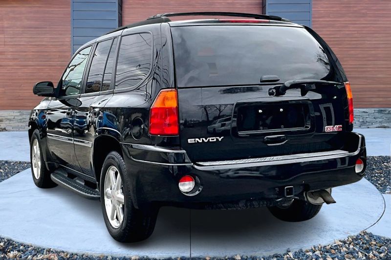 2008 Gmc Envoy SLT photo 2