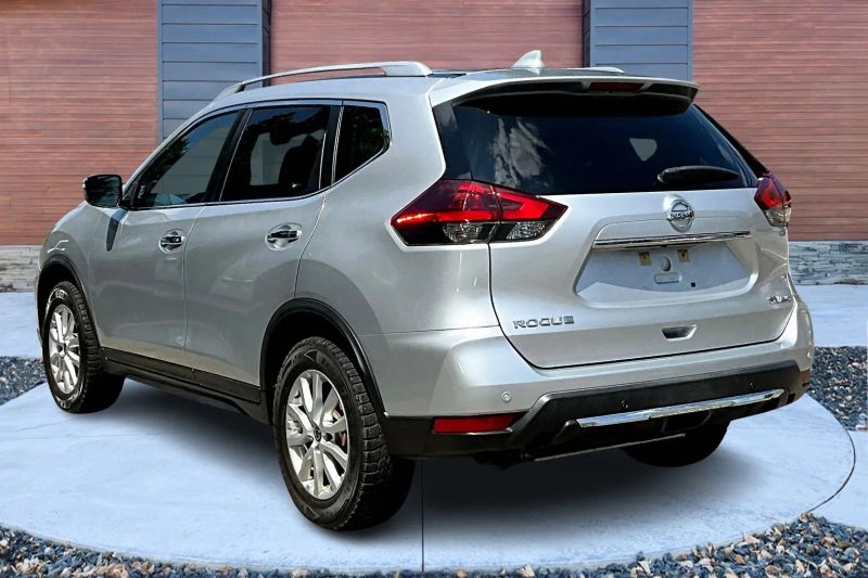 2019 Nissan Rogue SV photo 2