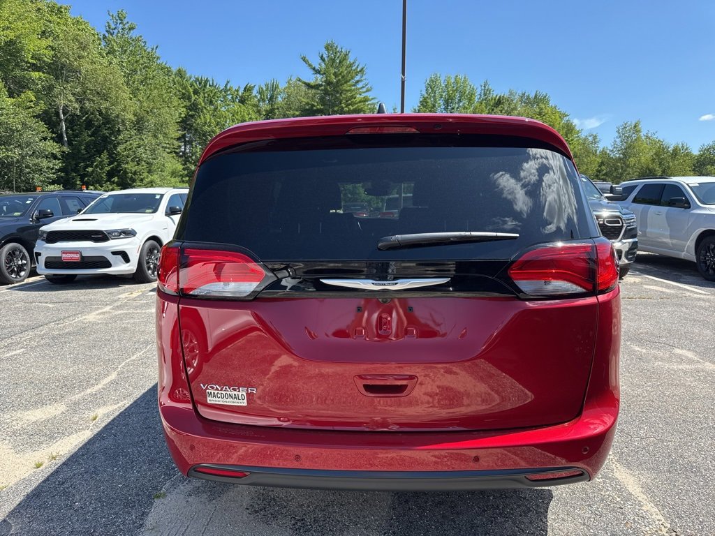 2025 Chrysler Voyager LX photo 4