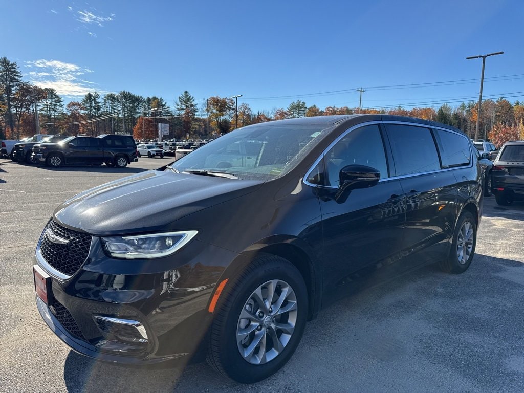 2026 Chrysler Pacifica Select's photo