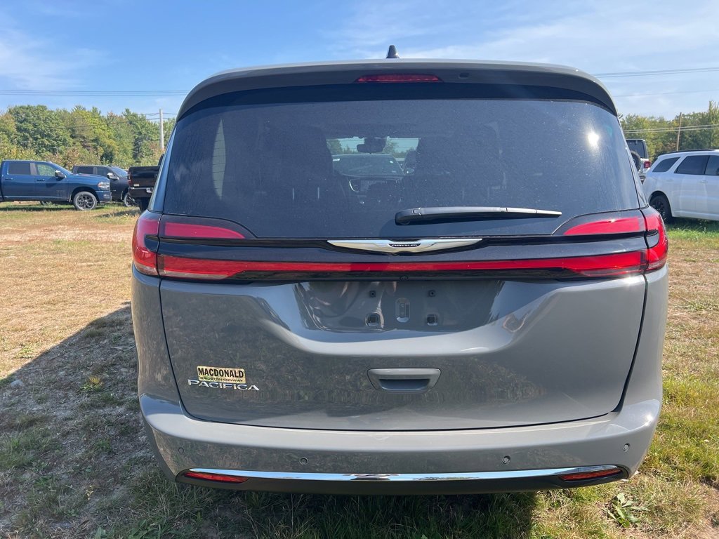 2024 Chrysler Pacifica Touring L photo 4
