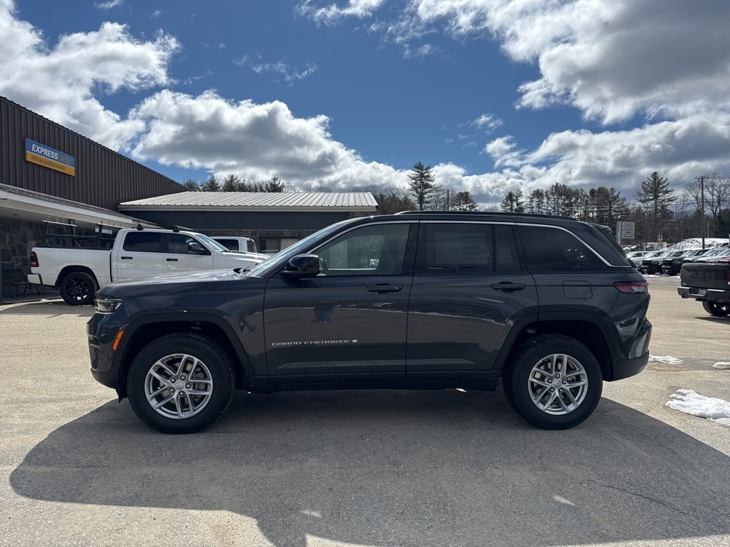 2025 Jeep Grand Cherokee Laredo photo 2