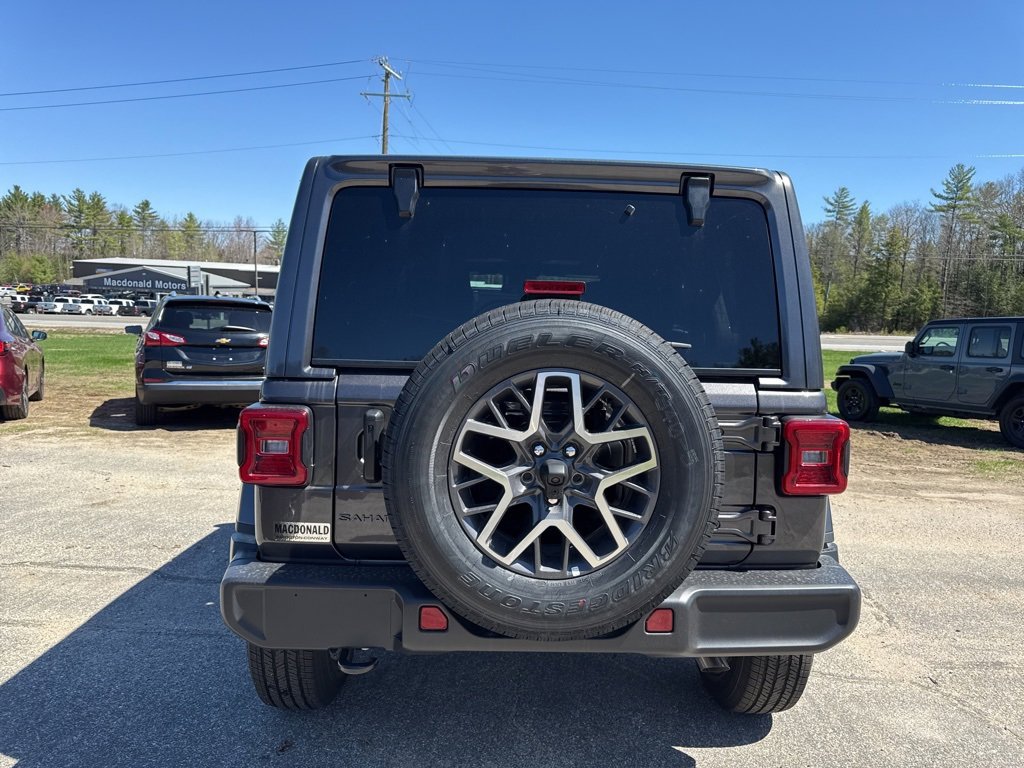 2025 Jeep Wrangler Sahara photo 4