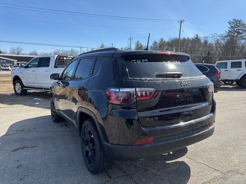 2025 Jeep Compass Latitude photo 3