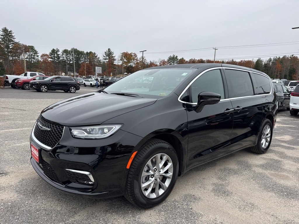 2026 Chrysler Pacifica Select's photo