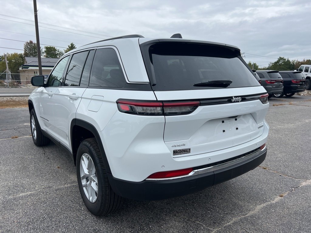 2025 Jeep Grand Cherokee Laredo photo 3