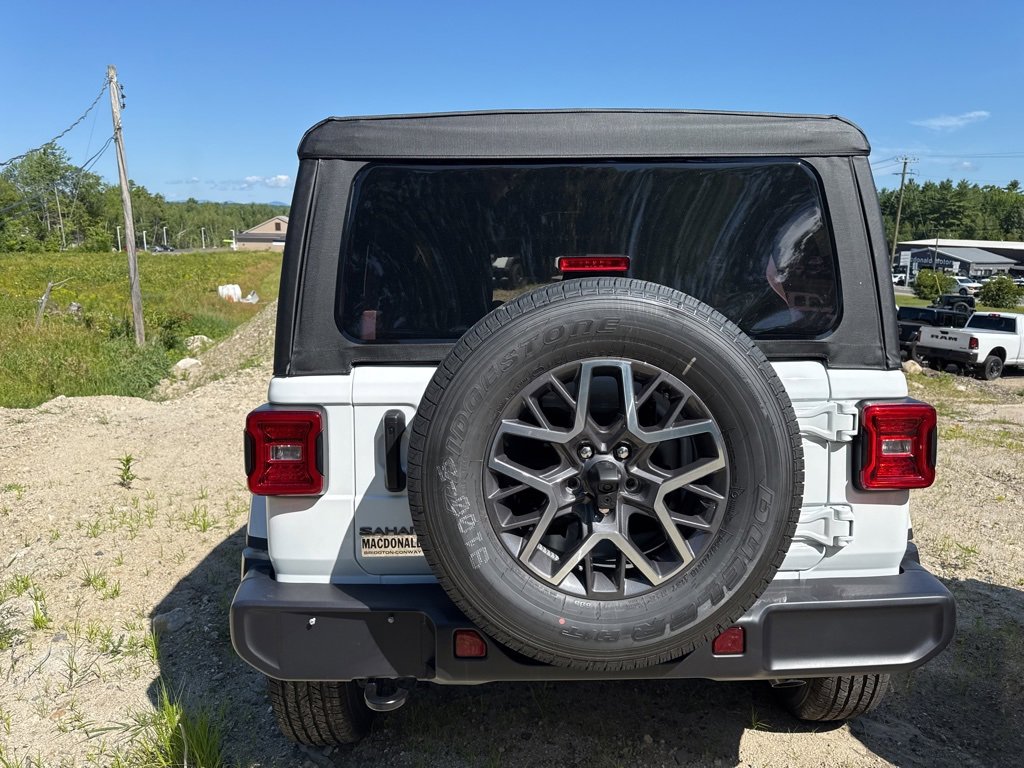 2025 Jeep Wrangler Sahara photo 4