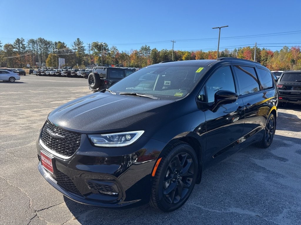 2025 Chrysler Pacifica Limited's photo