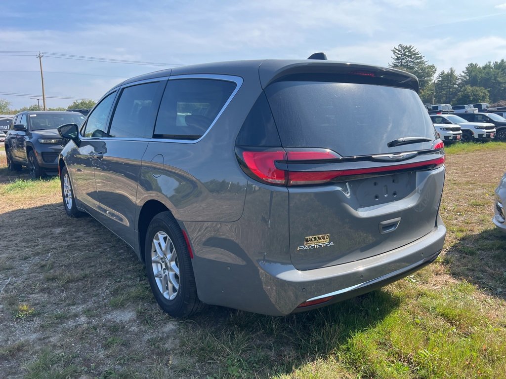 2024 Chrysler Pacifica Touring L photo 3