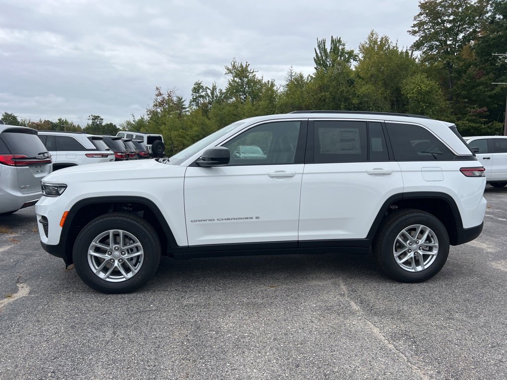 2025 Jeep Grand Cherokee Laredo photo 2