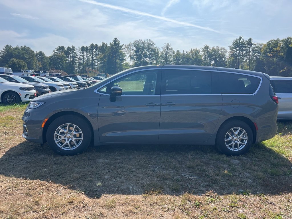 2024 Chrysler Pacifica Touring L photo 2