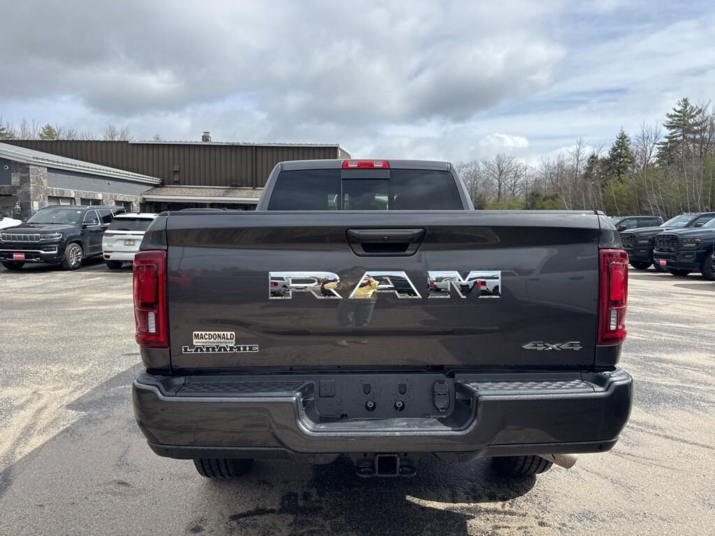 New 2026 Ram 3500 LARAMIE CREW CAB 4X4 6'4 BOX Pickup