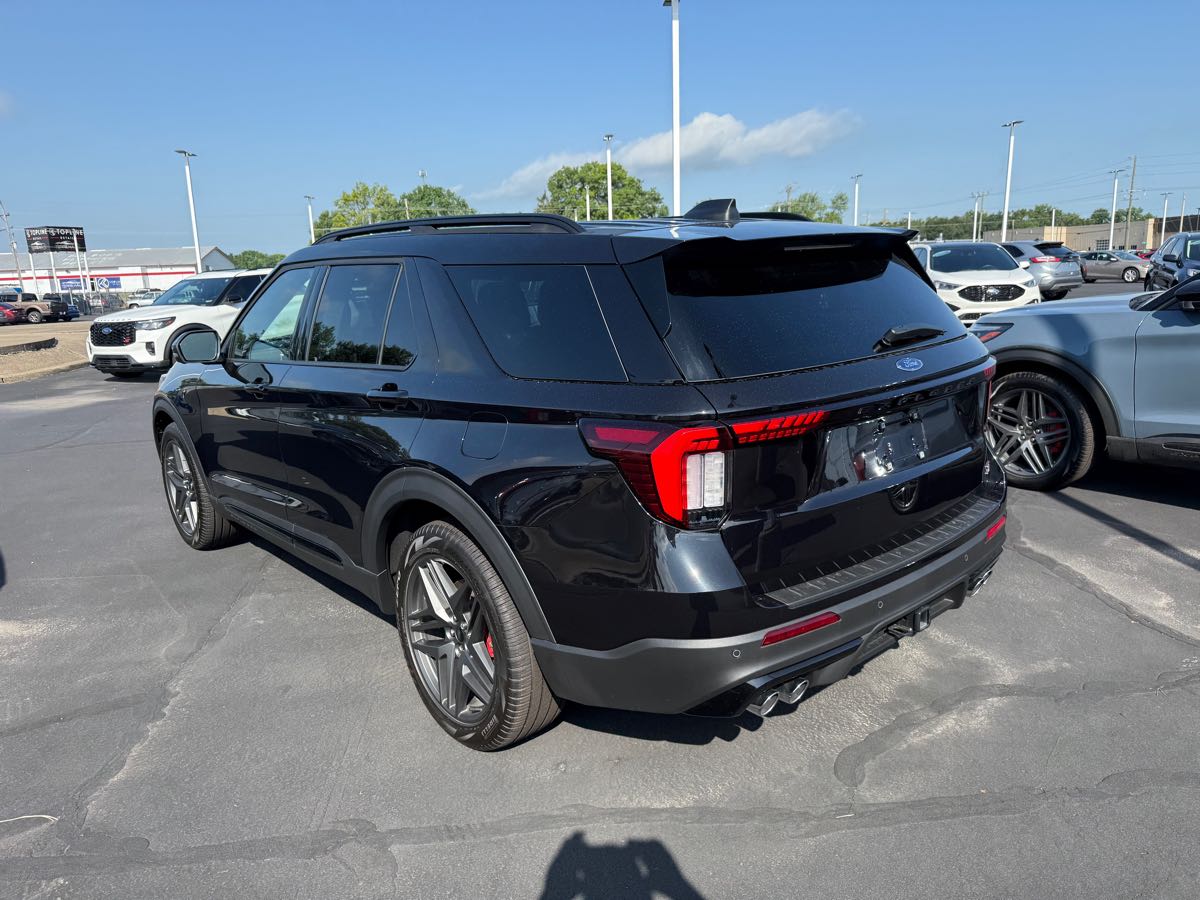 2025 Ford Explorer ST photo 4