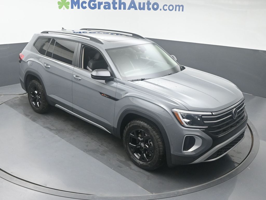 2025 Volkswagen Atlas Peak Edition SE photo 2