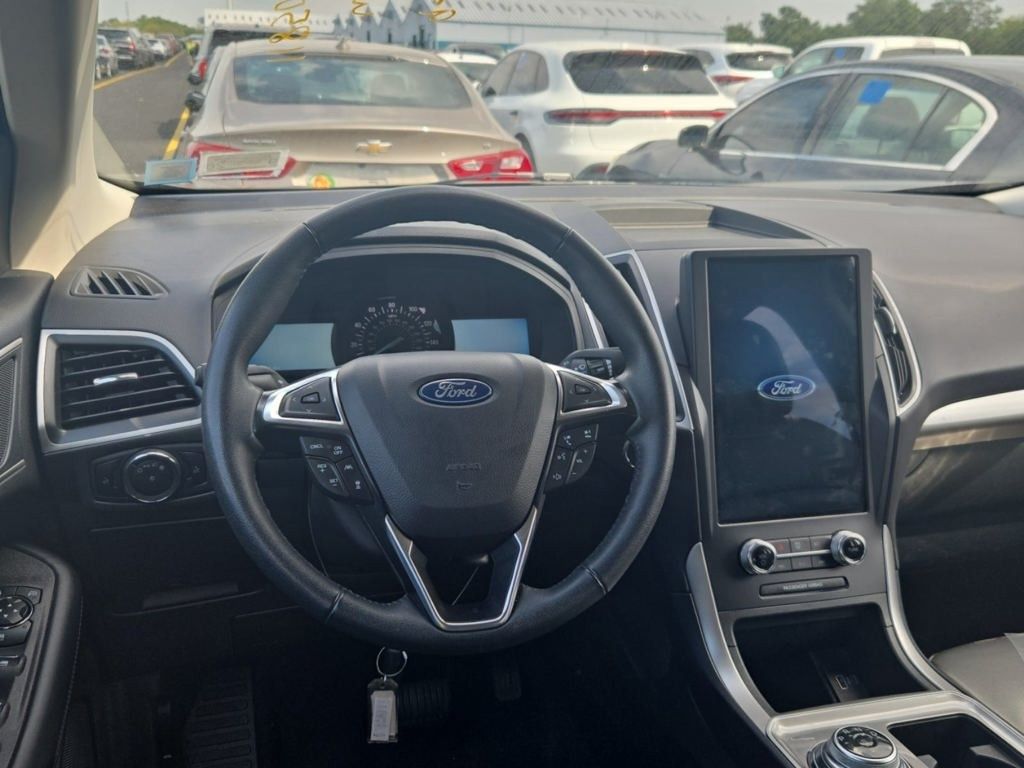 2024 Ford Edge SEL photo 2
