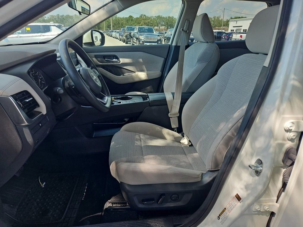 2023 Nissan Rogue SV photo 3