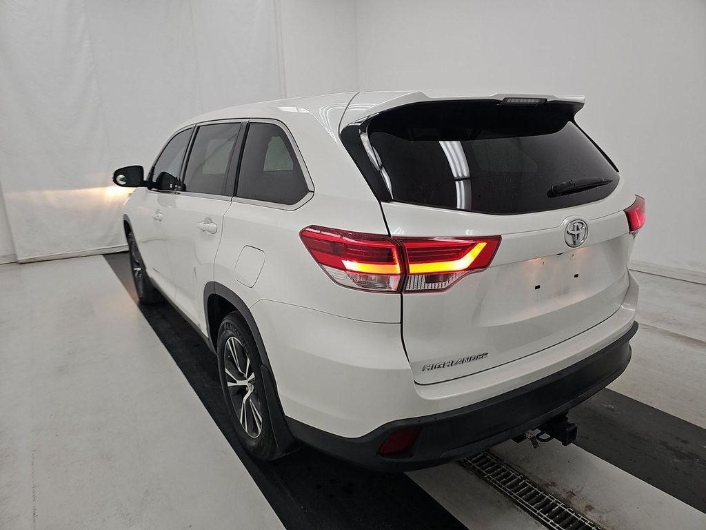 2019 Toyota Highlander LE photo 3