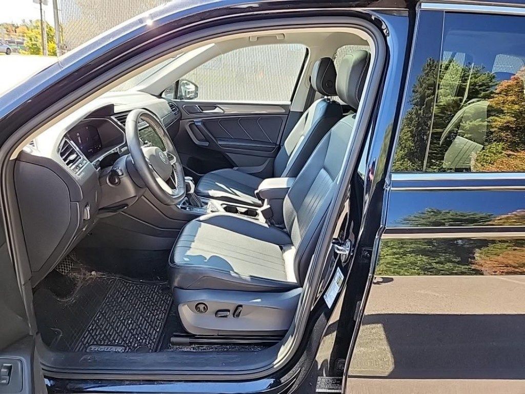 2022 Volkswagen Tiguan SE photo 2
