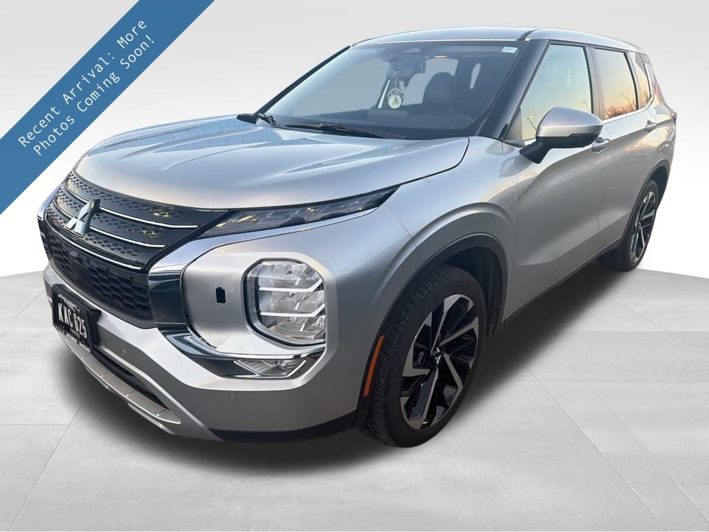 2024 Mitsubishi Outlander SE's photo