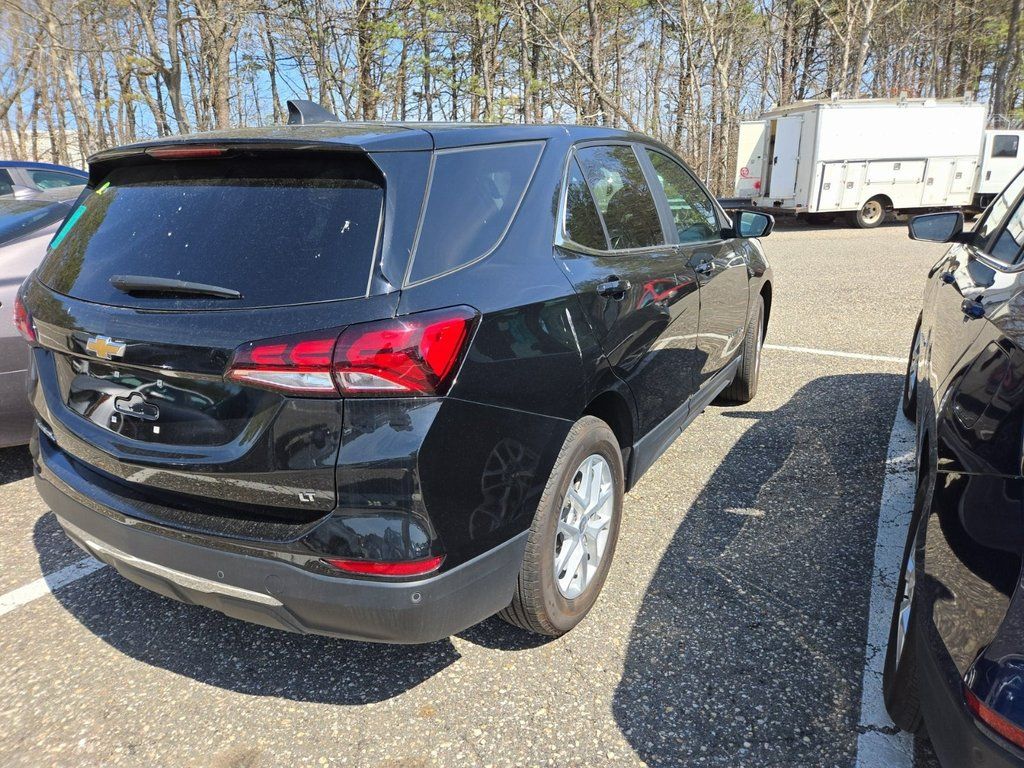 2022 Chevrolet Equinox LT photo 2