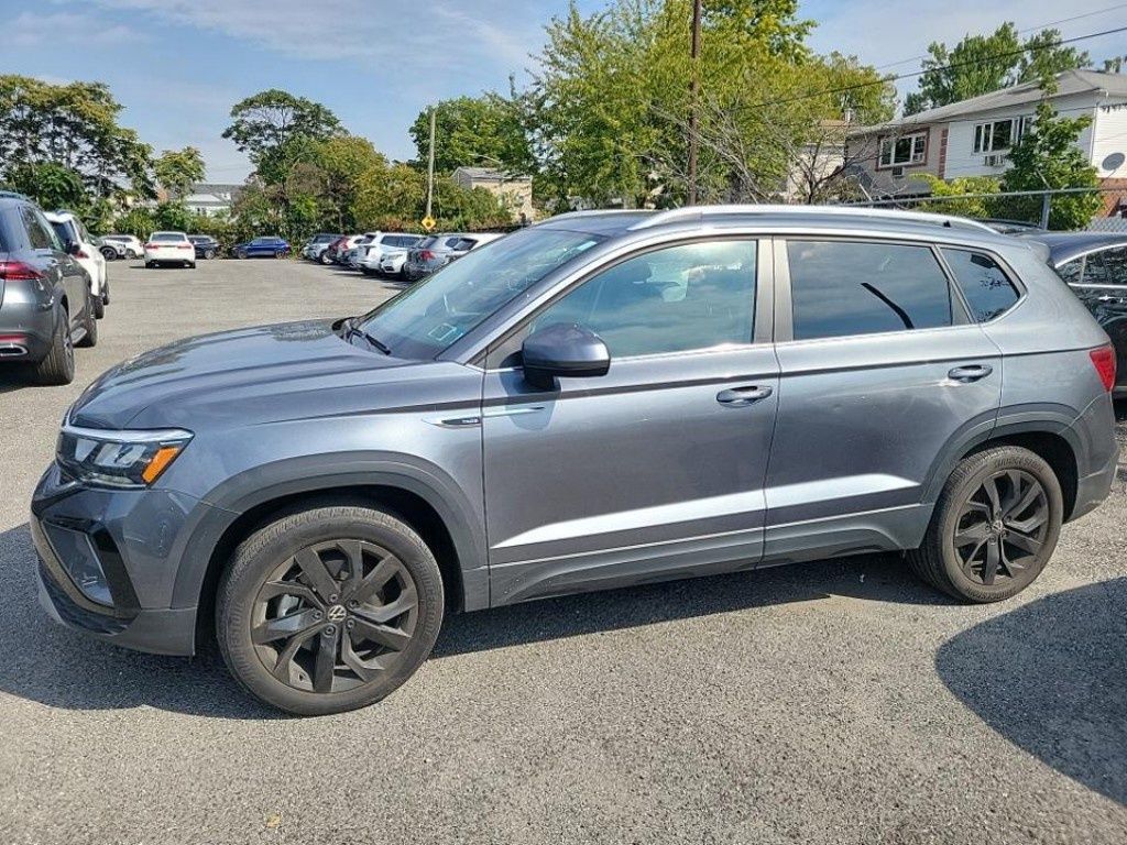 2022 Volkswagen Taos SE photo 3