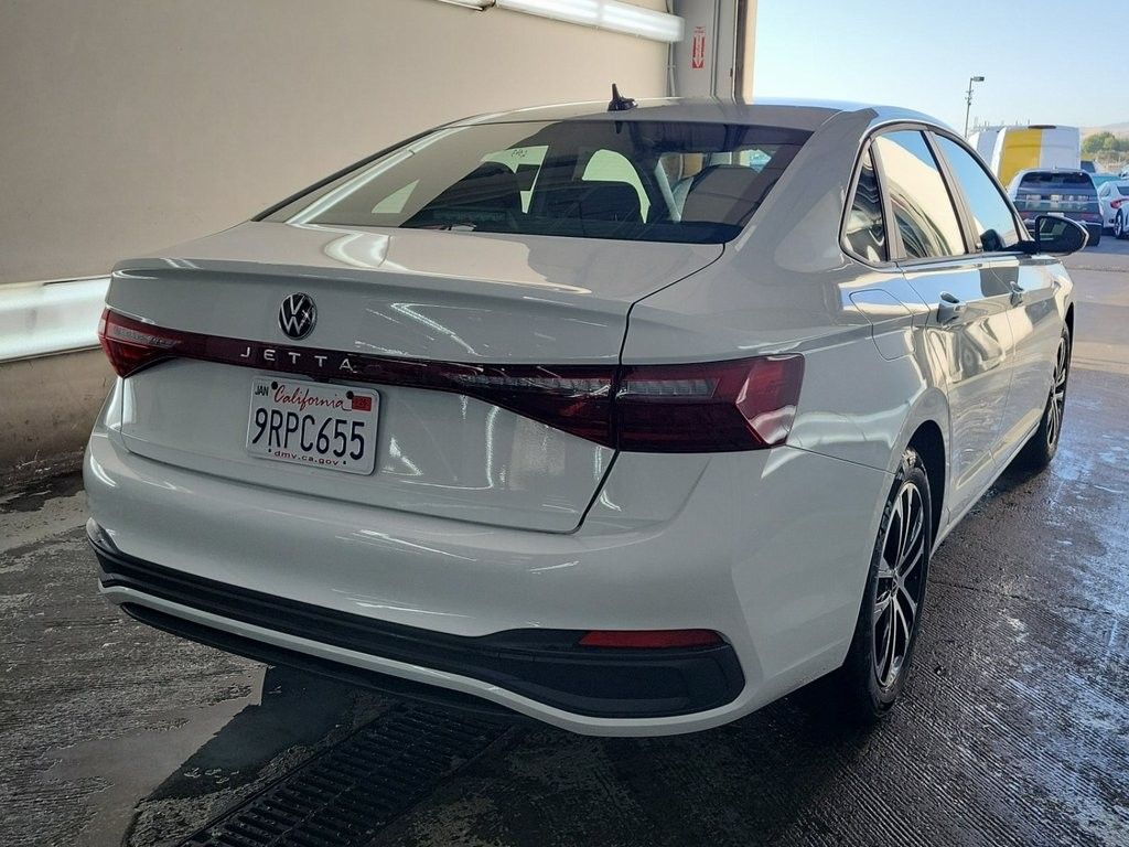 2025 Volkswagen Jetta 1.5T Sport photo 3