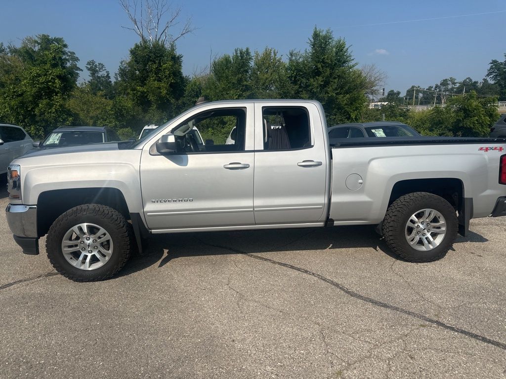 2017 Chevrolet Silverado 1500 LT photo 2