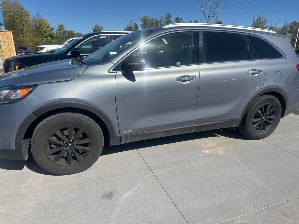 2020 Kia Sorento LX photo 2