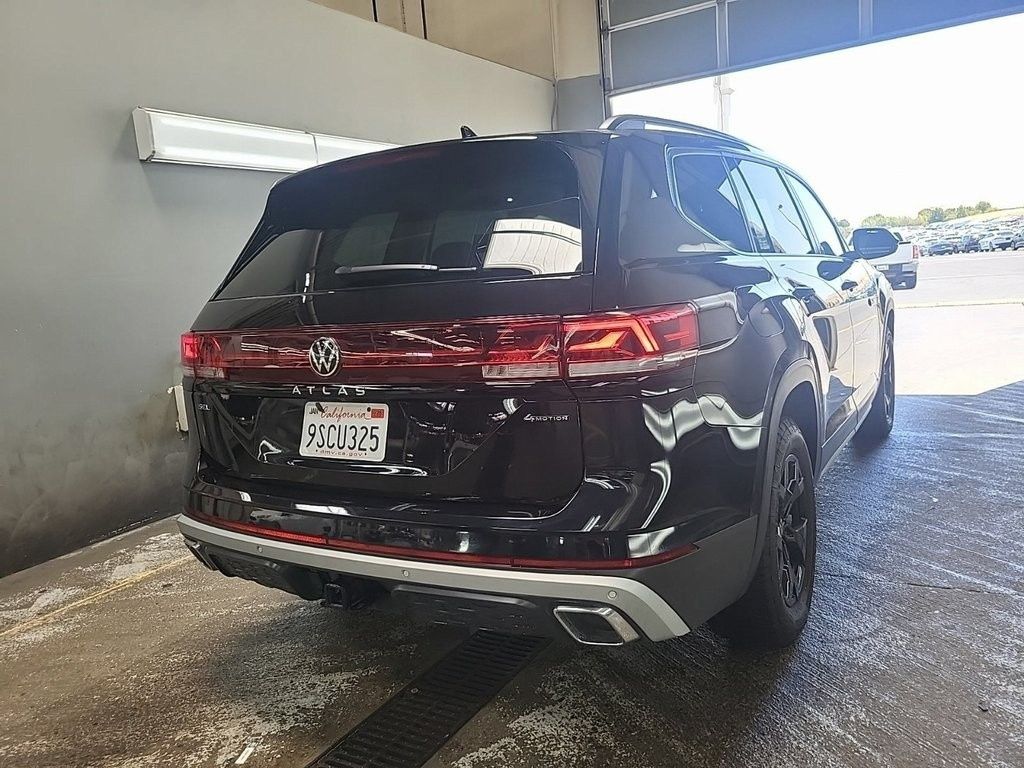 2024 Volkswagen Atlas Peak Edition SEL photo 3