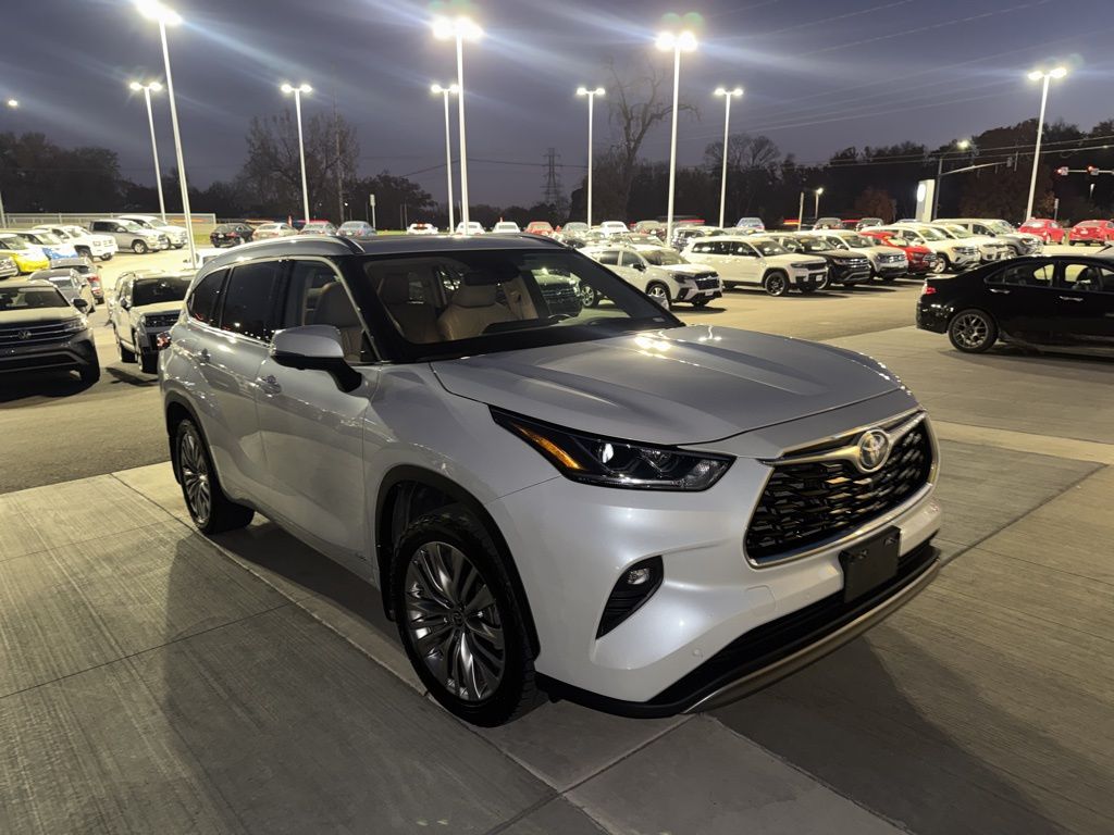2024 Toyota Highlander Hybrid Platinum photo 2