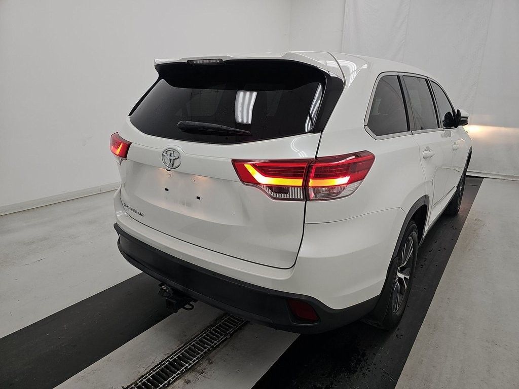 2019 Toyota Highlander LE photo 2