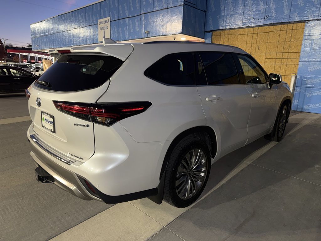 2024 Toyota Highlander Hybrid Platinum photo 3