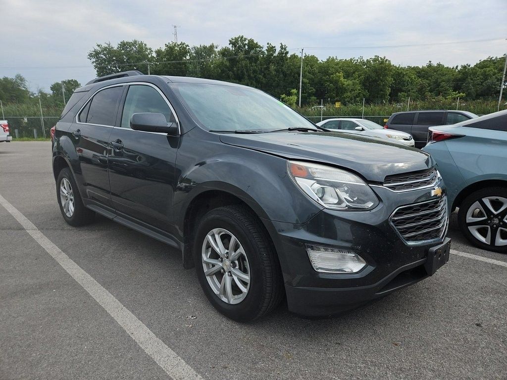 2017 Chevrolet Equinox LT photo 2