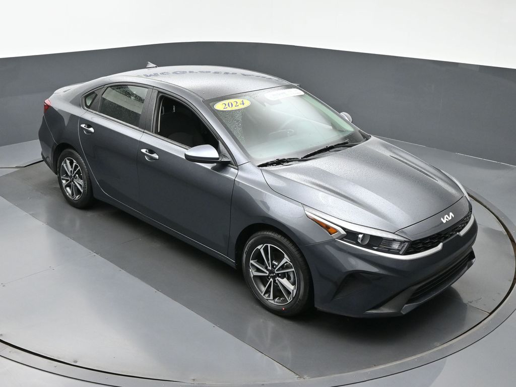2024 Kia Forte LXS photo 2