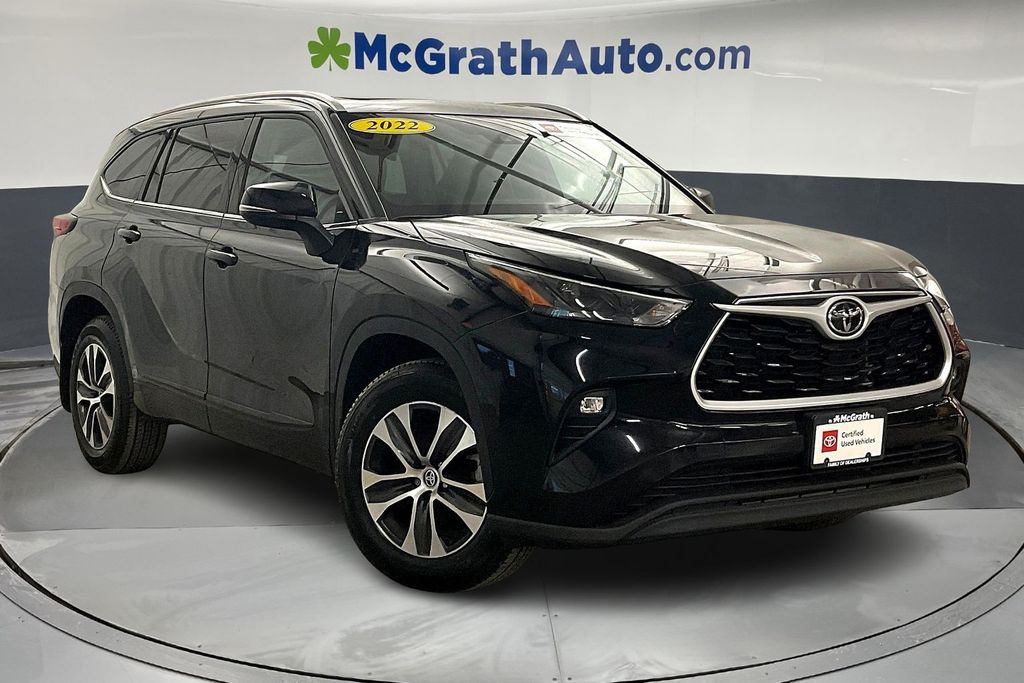 2022 Toyota Highlander XLE photo 2